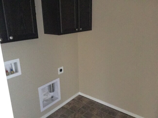 Building Photo - PETS CONSIDERED!! 1743 Sq Ft, 3 Bdrm, 2.5 ...