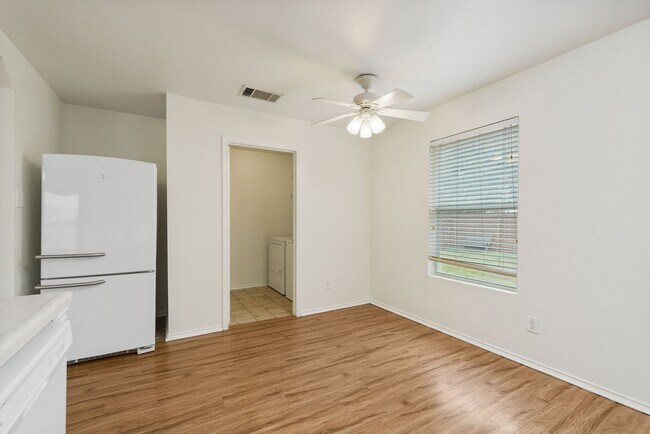 Building Photo - Charming 3-Bedroom Home in Carriage Hills ...