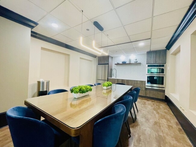 Building Photo - 10 E Ontario St