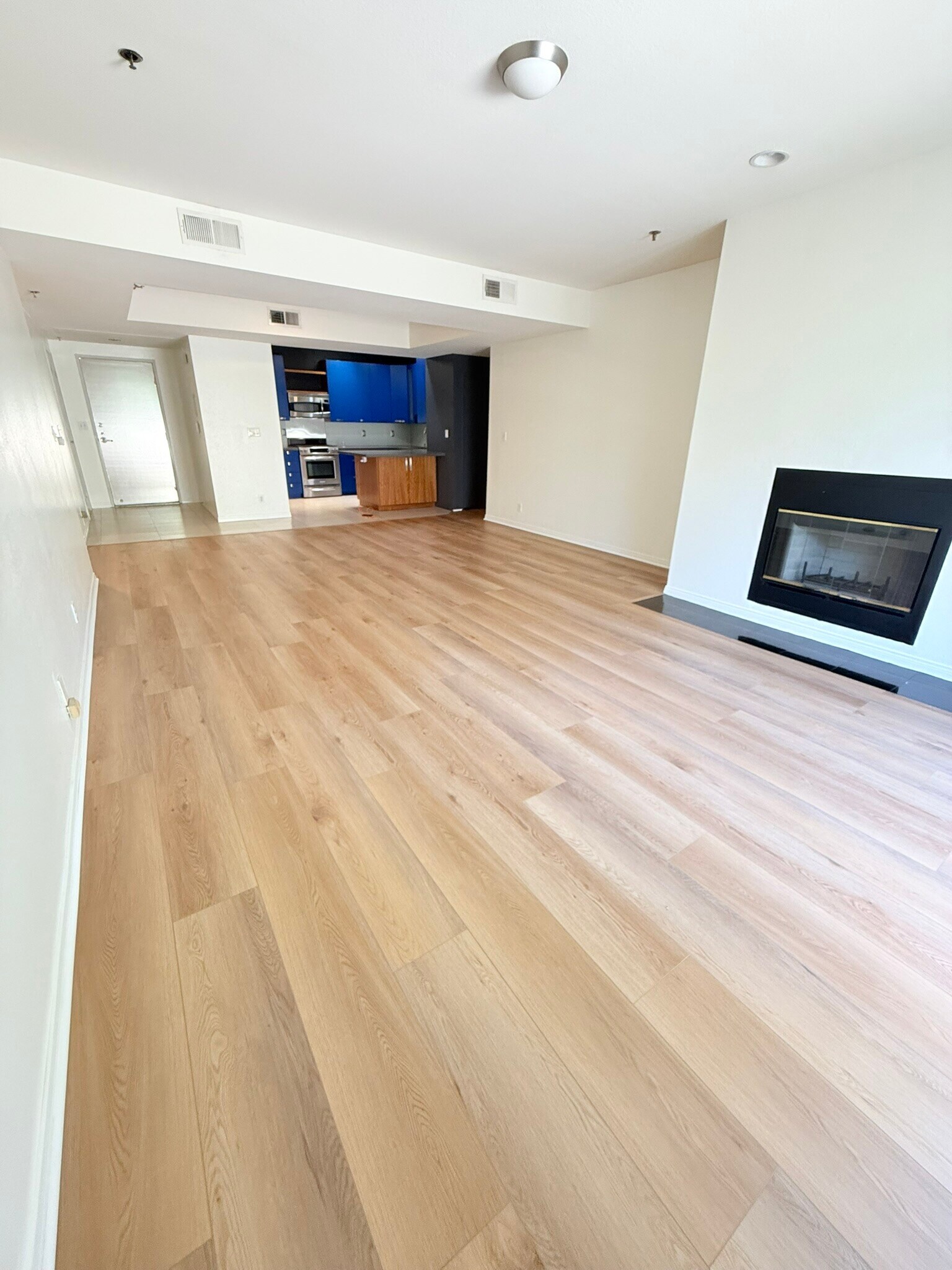 Building Photo - 2222 N Beachwood Dr