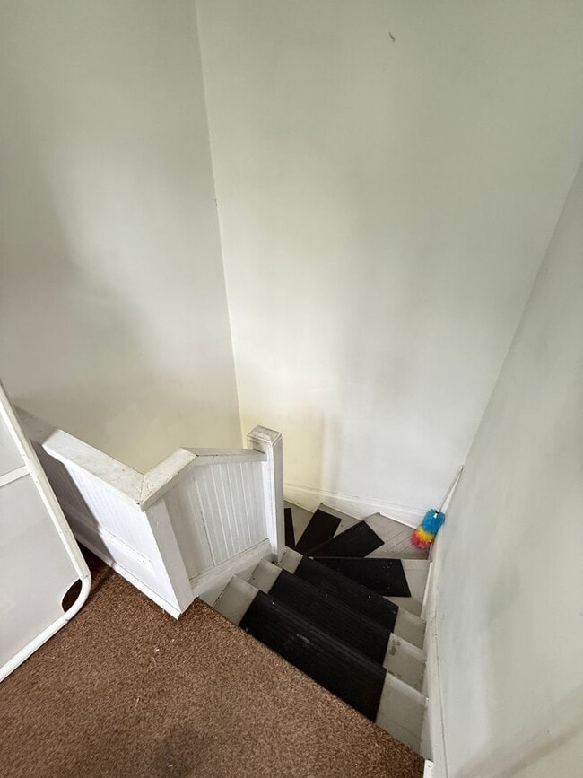 Building Photo - Well-Maintained 2-Bed Near Transit and Dow...