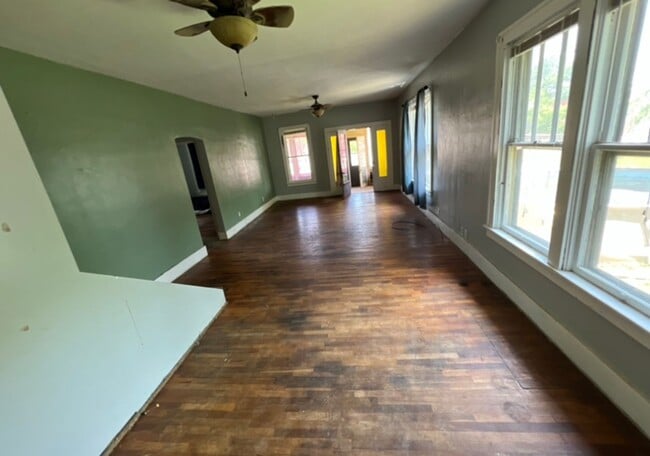 Building Photo - Great Location - $2000 Down / $880 Month