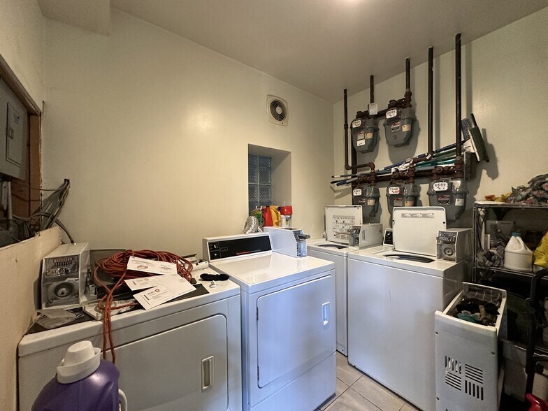 Building Photo - 1358 N Bosworth Ave