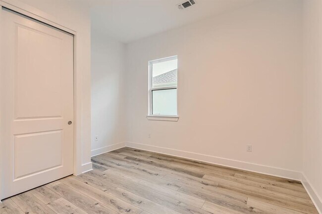 Building Photo - 300 Alava Wy