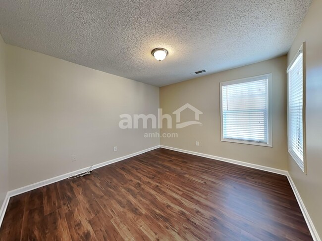 Building Photo - 212 Thorncrest
