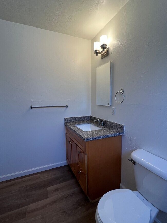Building Photo - UPDATED 2 BEDROOM APARTMENT!!