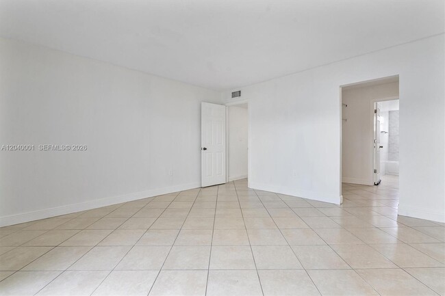 Building Photo - 9369 Fontainebleau Blvd