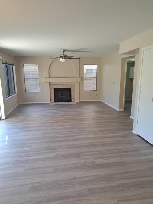 Building Photo - 1443 E Vaughn Ave