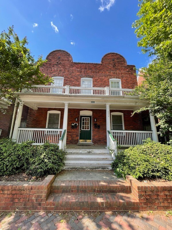 Building Photo - 2209 W Cary St