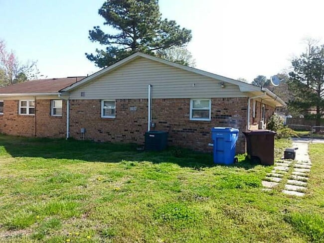 Building Photo - MOVE IN READY 4 Bedroom in Dunedin!