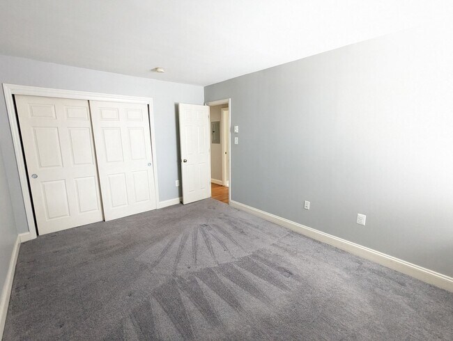 Building Photo - Two bedroom first floor condo in Jefferson...