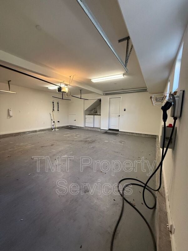 Building Photo - 242 Lucas Ln