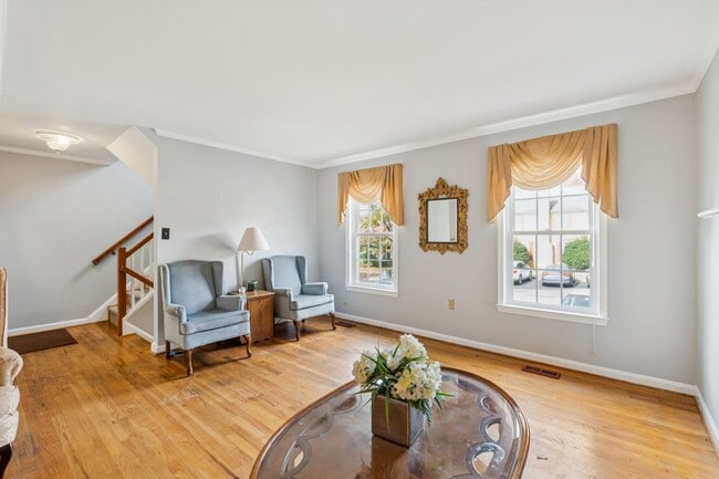 Building Photo - Beautifully maintained townhome on a quiet cul-de-sac in Springfield!