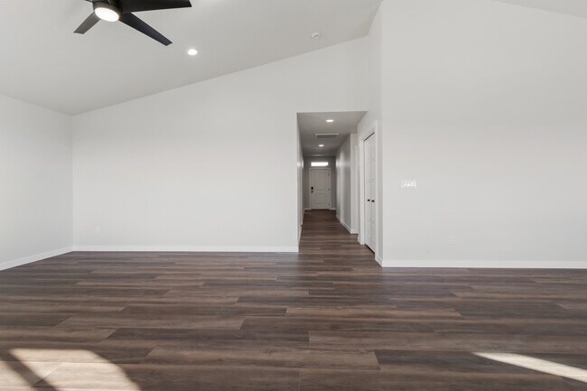 Building Photo - 3117 S Old Farm Ave