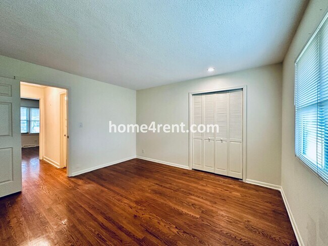 Building Photo - Olathe Duplex w/ Wood Floors, Finished Basement, and a Fenced Yard!