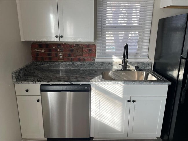 Building Photo - 228 W 9th St