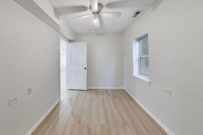 Building Photo - 3115 N Oakley Ave