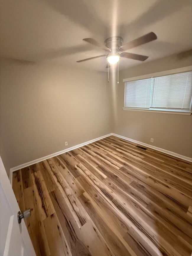 Building Photo - Updated 2 Bedroom in Brainerd! New Floorin...