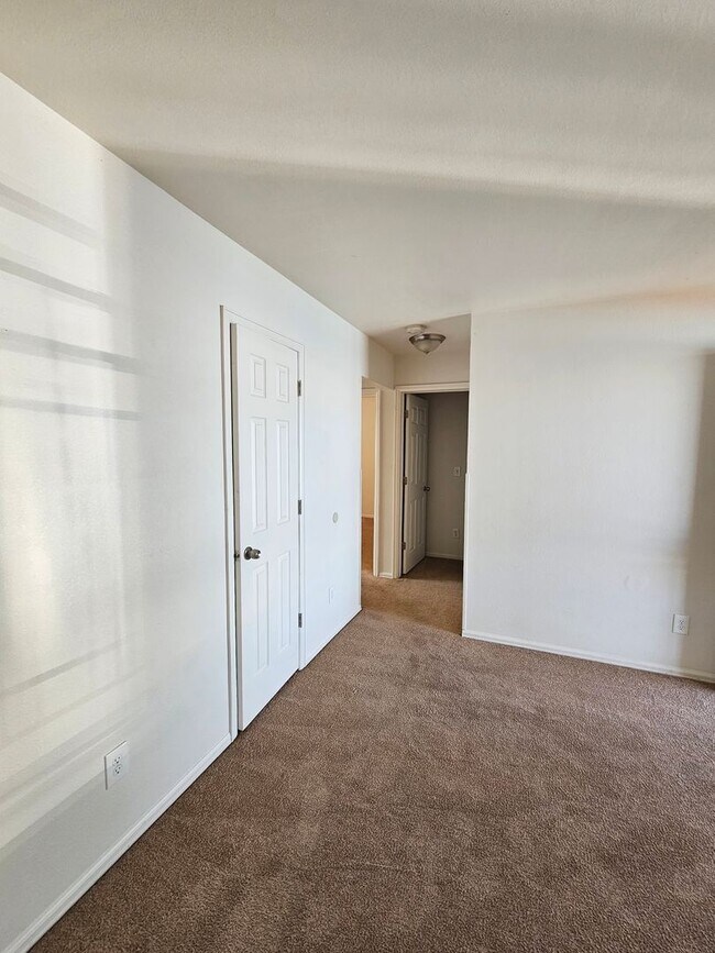 Building Photo - Cute 2 bedroom unit on University Dr.