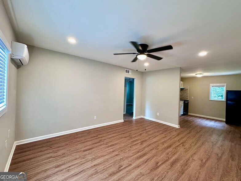 Building Photo - Room in Apartment on Gresham Park Dr