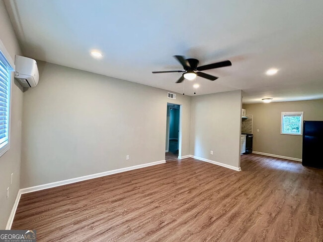 Building Photo - Room in Apartment on Gresham Park Dr