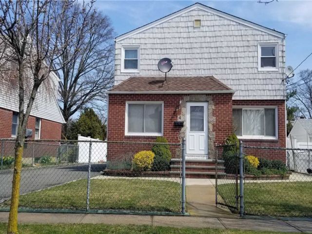 Primary Photo - 214 Manhattan Ave