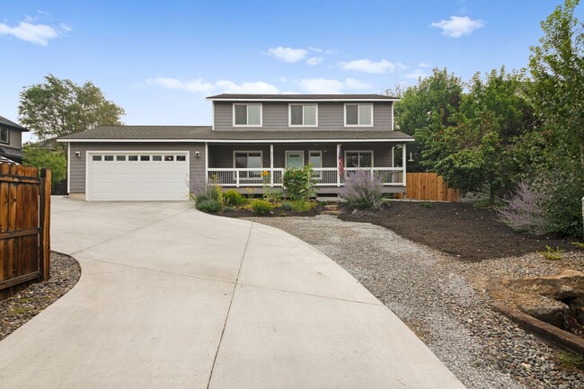 Building Photo - Charming 4Bed/3Bath Home in NE Bend with S...