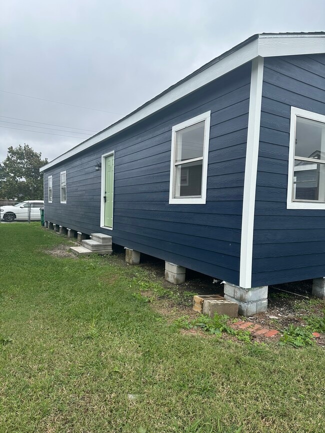 Building Photo - 1818 Brown Ave