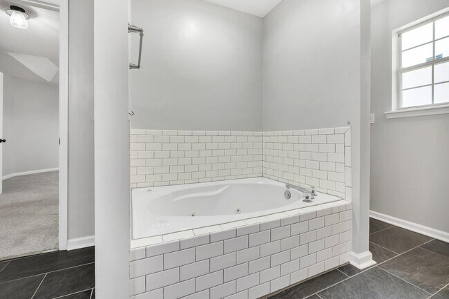 Building Photo - 2025 Ascot Way