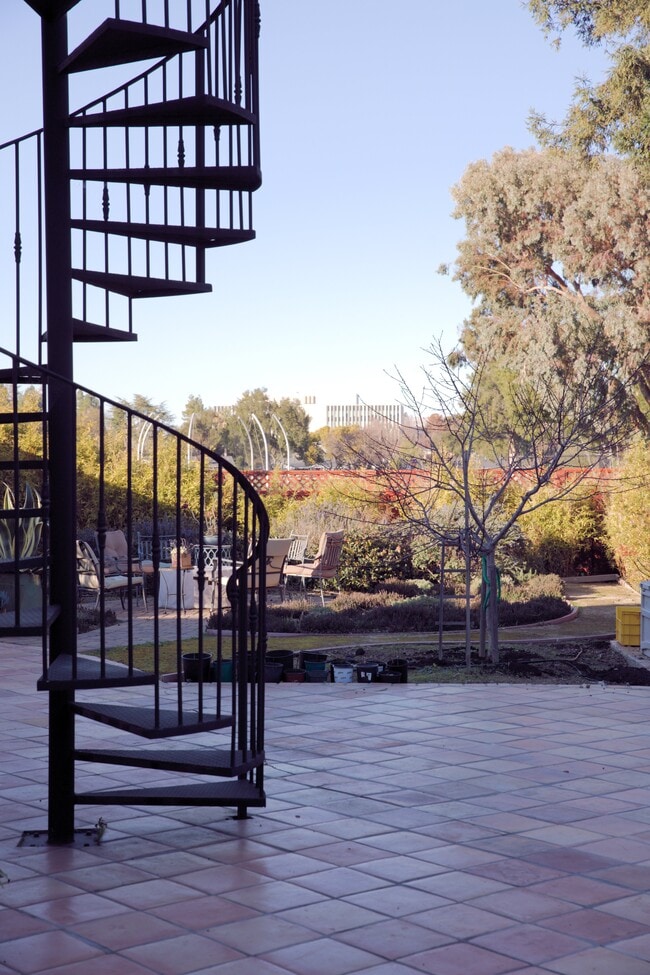 Building Photo - 1215 Altamead Dr