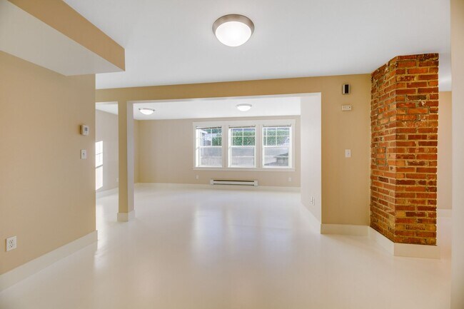 Building Photo - Amazing 4-Bedroom Daylight Basement in Wel...