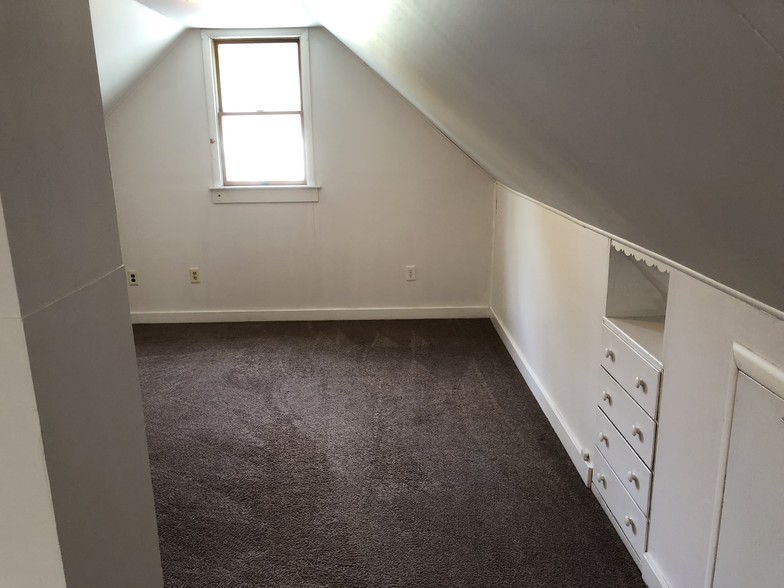 Building Photo - 144 Seeley St