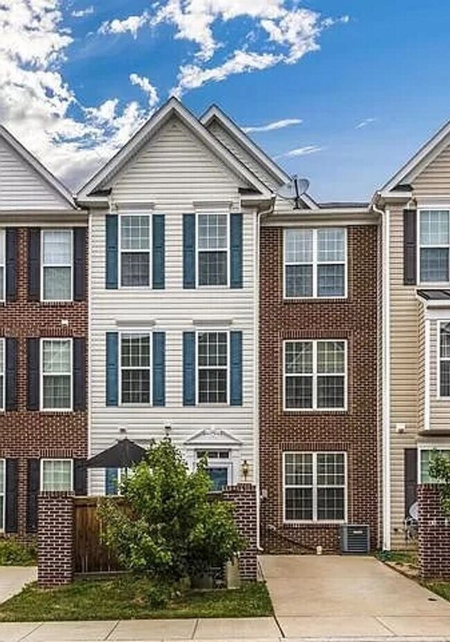 Primary Photo - 3 Level townhouse in Frederick available e...
