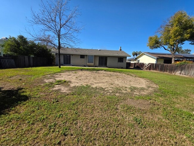 Building Photo - 3 Bedroom 2 Bathroom near shopping and restaurants!