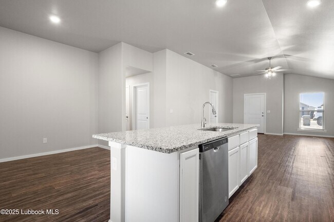 Building Photo - 2031 Kenwood Ave