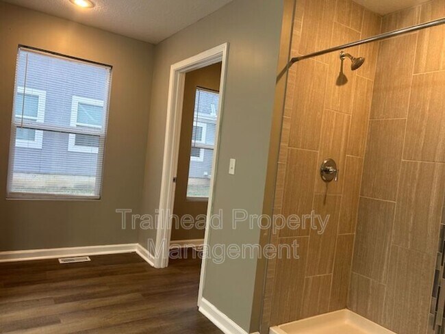 Building Photo - 605 Hillcrest St