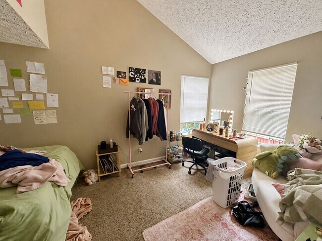 Building Photo - 715 Golfview Dr
