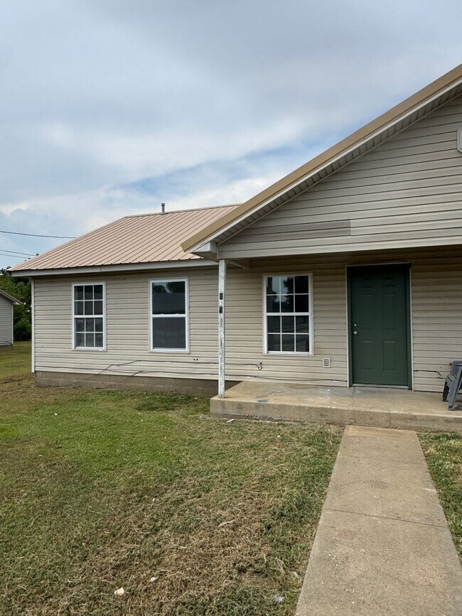 Building Photo - 3 Bed / 1 Bath Available Now in Weiner, AR.