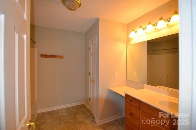 Building Photo - 1212 Beechwood Dr
