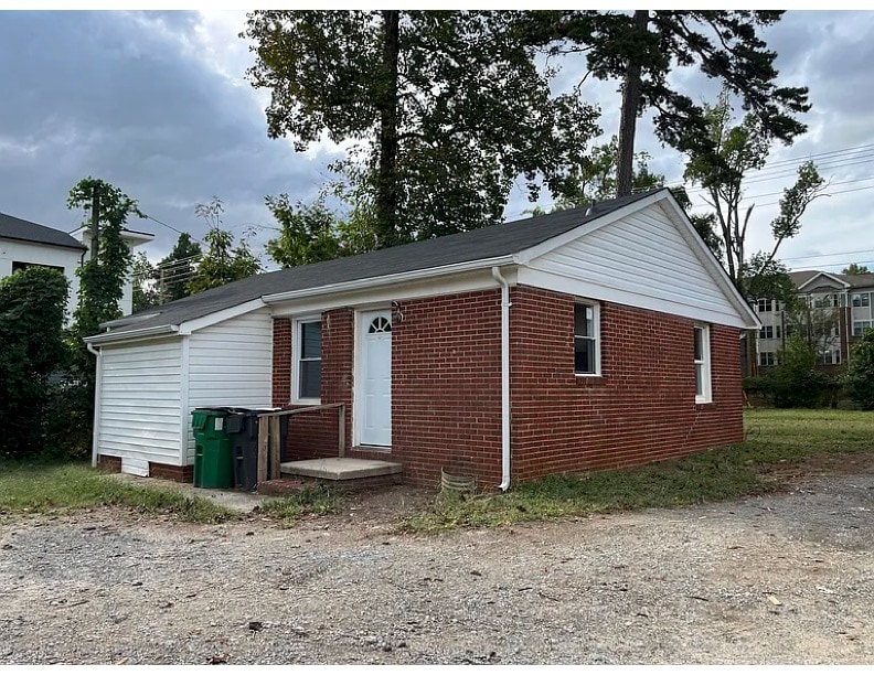 Building Photo - Room in House on West Blvd
