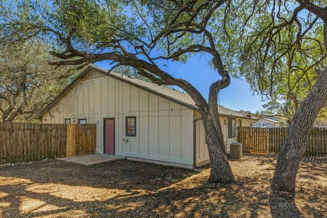 Building Photo - 8904 Pineridge Dr