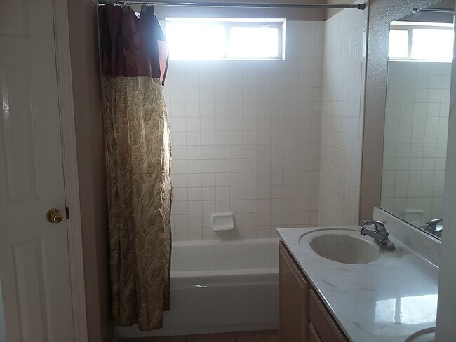 Building Photo - 4 Bedrooms 2 Baths in Santa Teresa