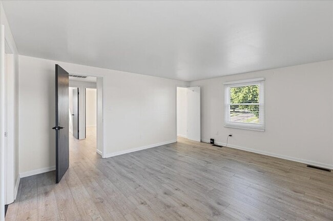 Building Photo - 114 Millbrook Dr