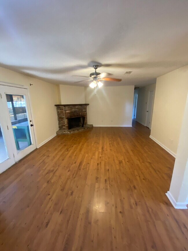 Building Photo - Gorgeous 3 Bedroom 2 Bathroom Single-Family!