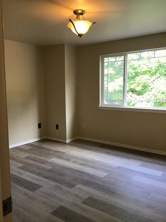 Building Photo - 2 Bed 2.5 Bath Townhouse with Lake access