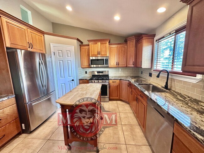 Building Photo - 4 Bed 3.5 Bath Beautiful Home In Sandy