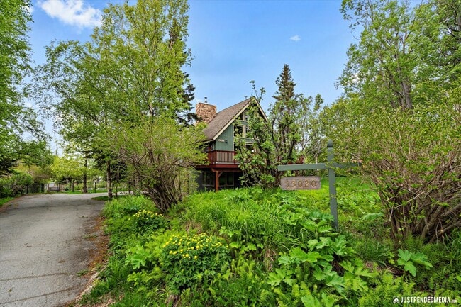 Building Photo - Hillside Retreat