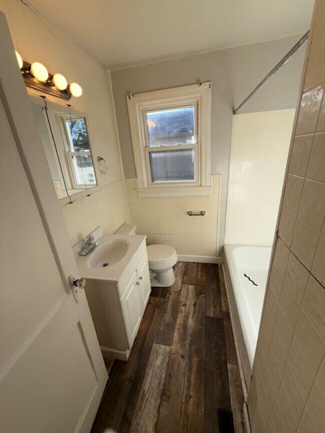 Building Photo - 814 Taylor Ave