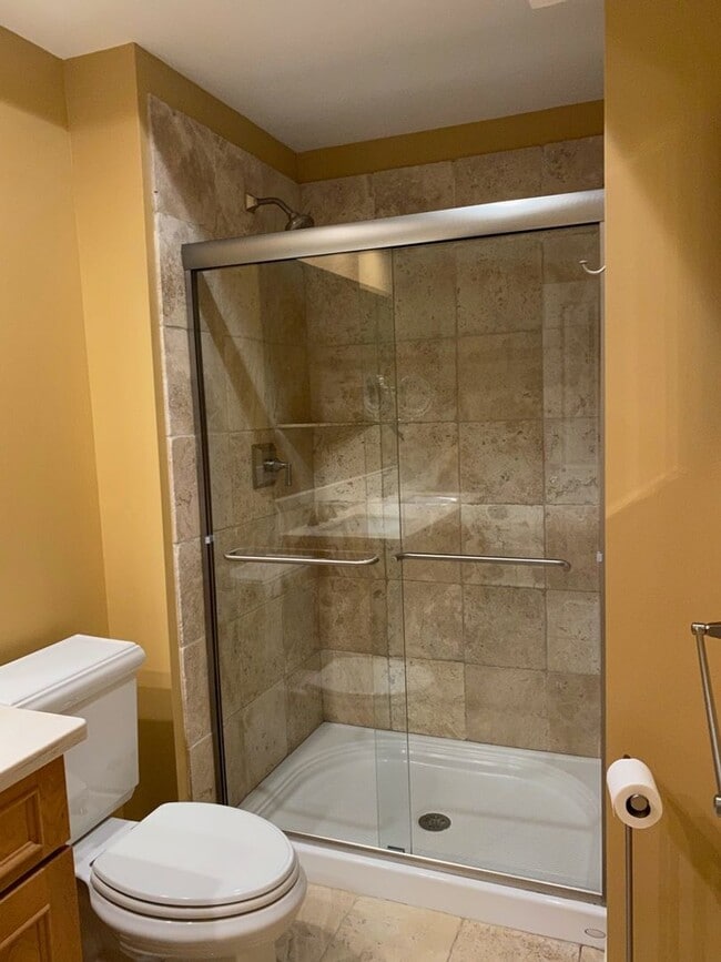 Building Photo - Spacious Townhouse Steps from Tarrytown Wa...