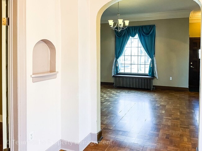 Building Photo - Charming 3bed/3bath home in Historic Fort Russell District